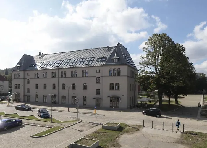 Lofty Kampus Garnizon 3*